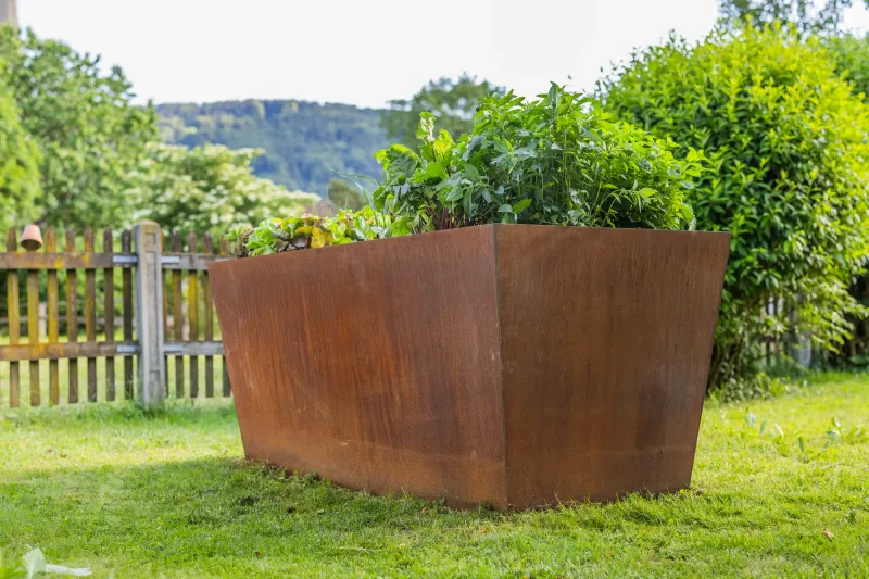 Cortenstahl Hochbeet rechteckig im Garten mit Blick ins Voralpenland
