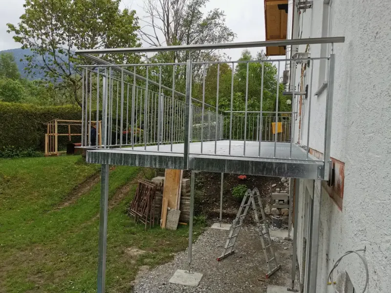 Balkon Metall mit Boden und Säulen