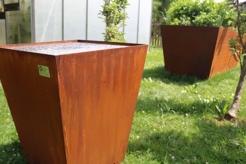 Cortenstahl Grill und Hochbeet im Garten