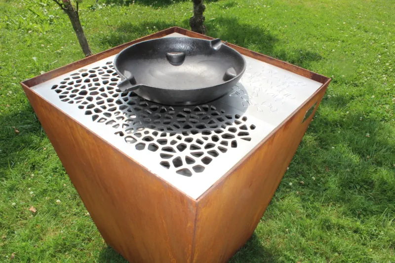 Cortenstahl Grill mit Wok-Pfanne und Zellmuster (Voronoi)