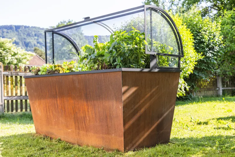Cortenstahl Hochbeet mit geschlossener Abdeckung im Garten