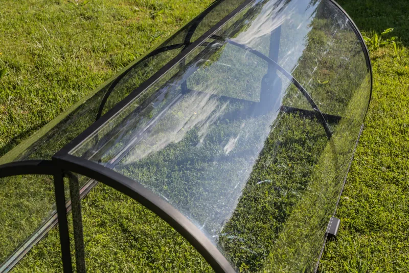 Verglasung und Stahlrahmen der Hochbeet-Abdeckung im Detail