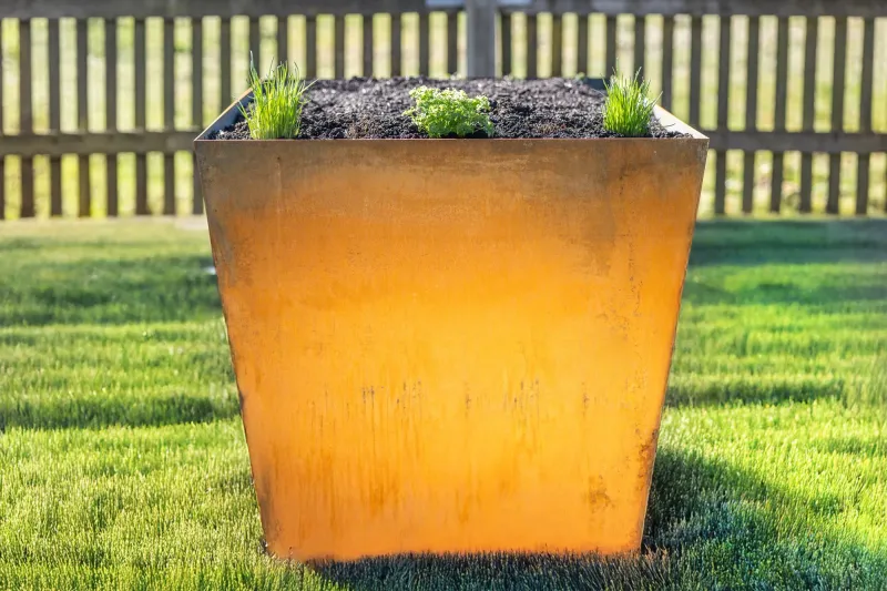 Cortenstahl Hochbeet quadratisch bepflanzt mit Kräutern