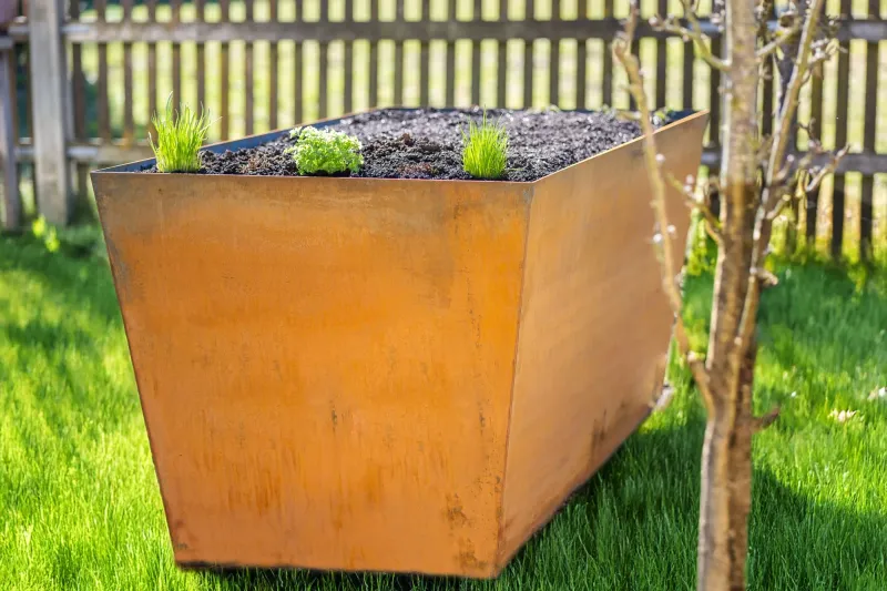 Cortenstahl Hochbeet quadratisch im Garten mit Baum
