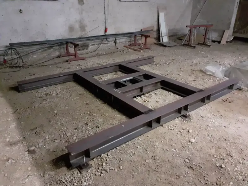 Stahlbau-Träger groß