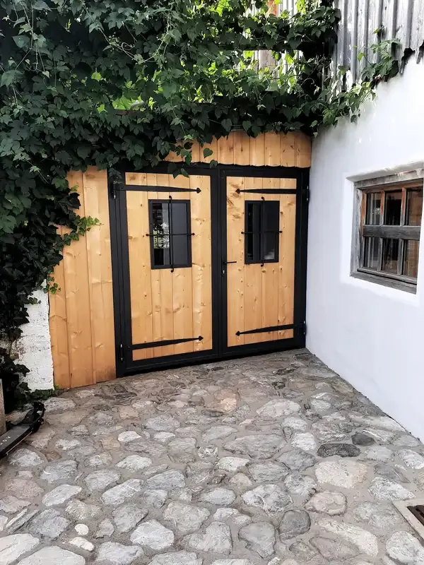 Tor Doppelflügel schwarzer Metallbeschlag