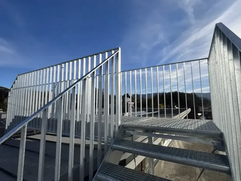 Podest mit Flachstahlgeländer