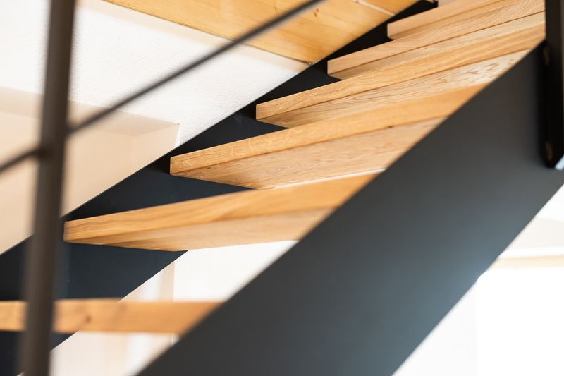 Eichenstufen auf Stahlwange Unteransicht Detail