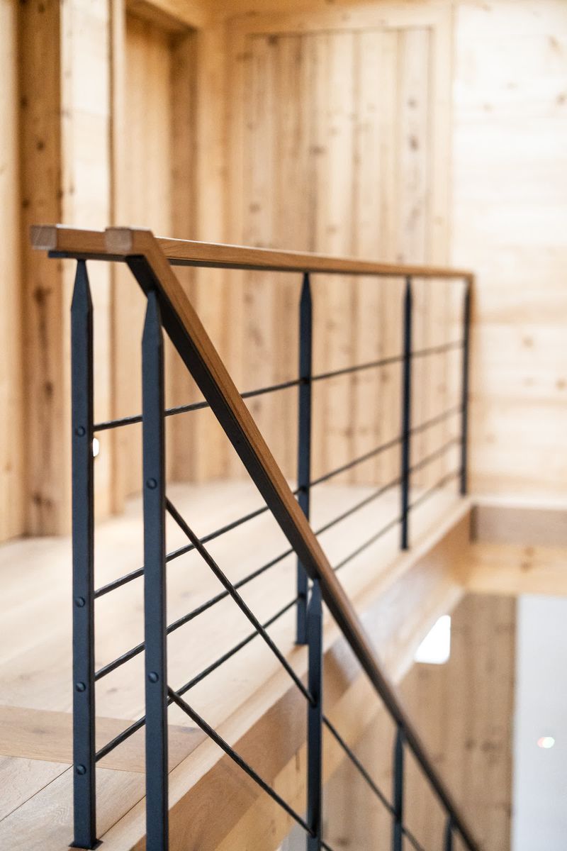 Galeriegeländer Stahl schwarz mit Holzhandlauf