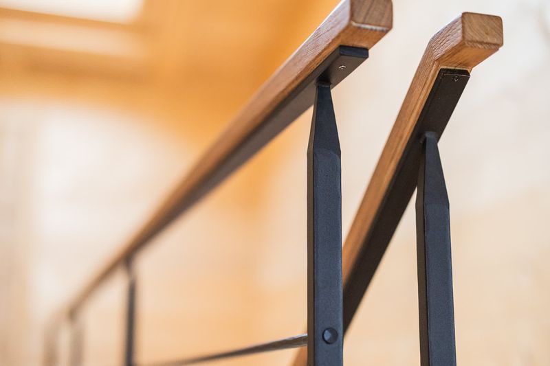 Handlauf Eichenholz auf Stahl-Pfostenverbindung Detail