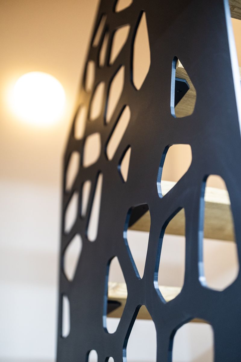 Lasergeschnittenes Treppengeländer Zellmuster (Voronoi) Nahaufnahme