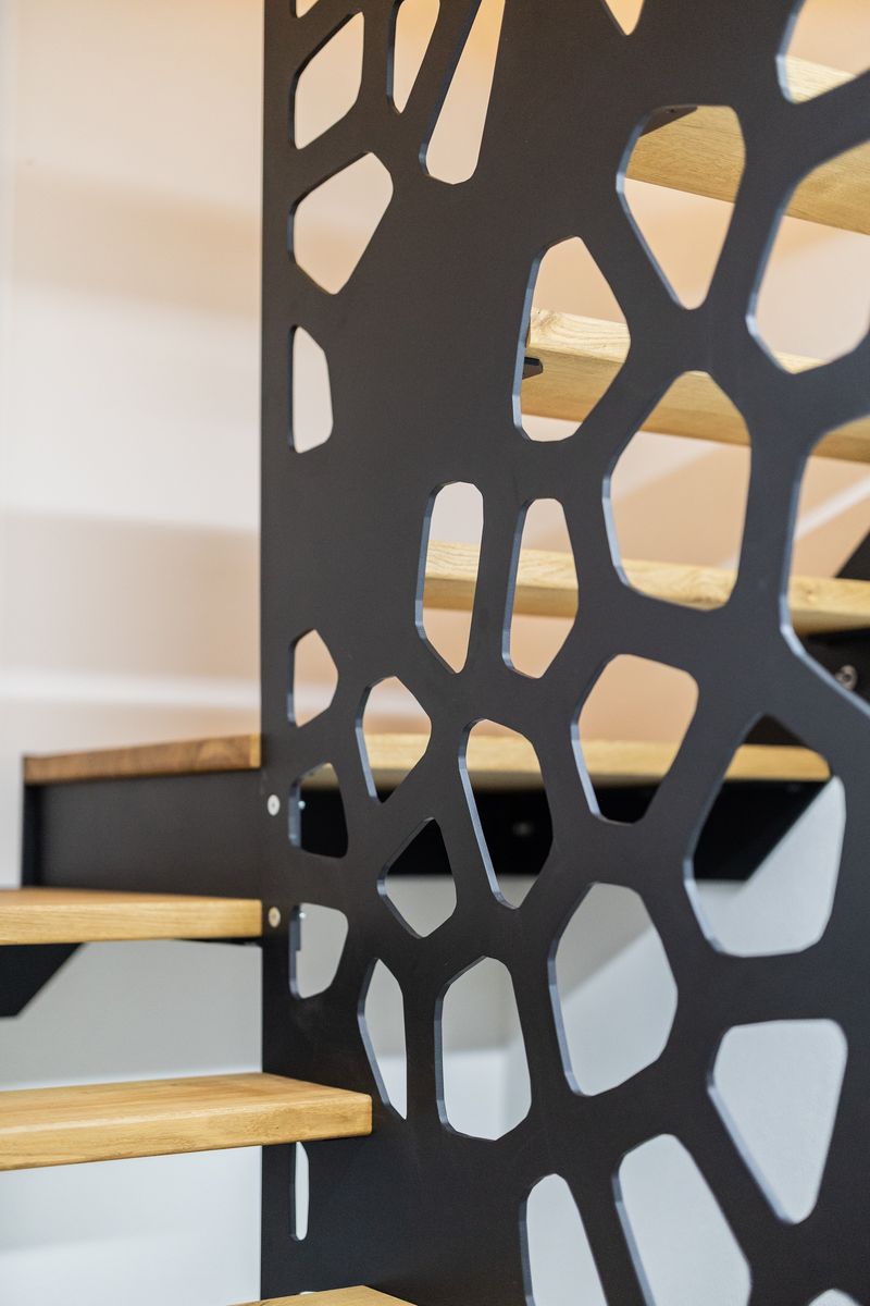 Lasergeschnittenes Treppengeländer Zellmuster (Voronoi) mit Eichenstufen seitlich