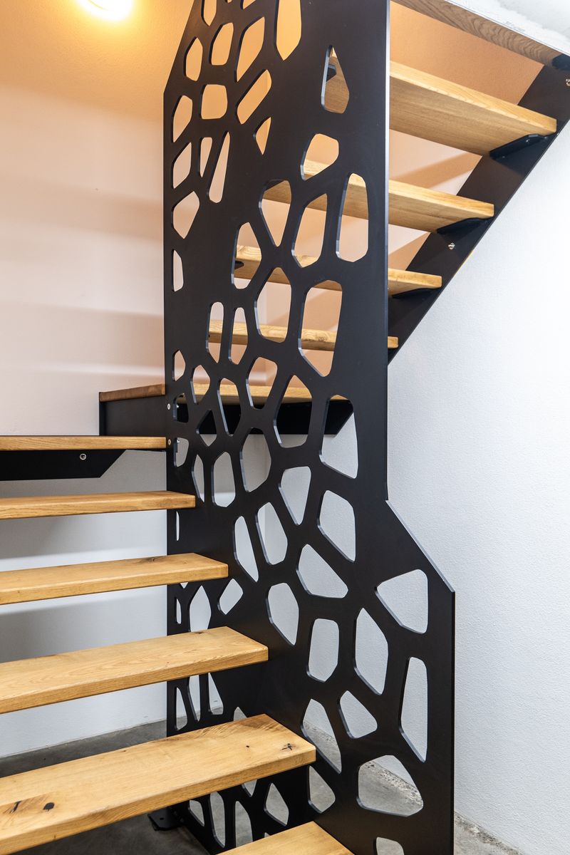 Lasergeschnittenes Treppengeländer Zellmuster (Voronoi) Treppenhaus-Ansicht mit Eichenstufen