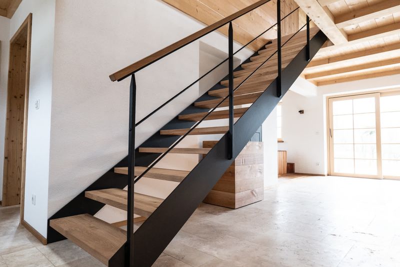 Innentreppe Stahl schwarz mit Eichenholzstufen Gesamtansicht
