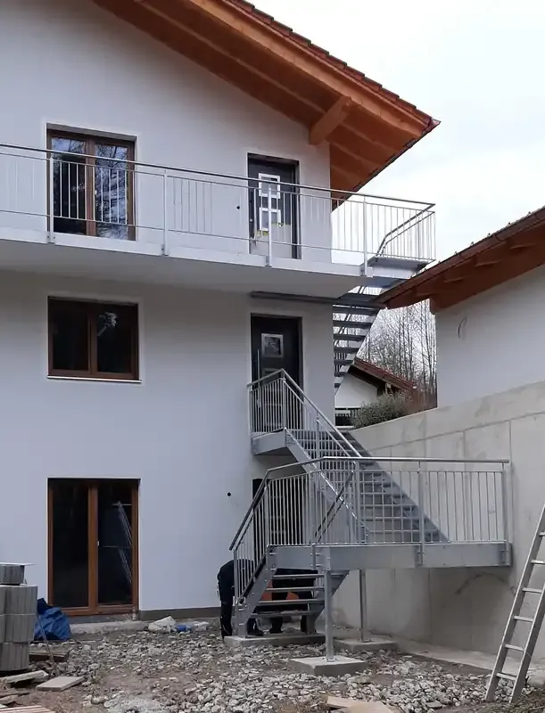 Treppe stahlverzinkt außen über Eck mit Podest